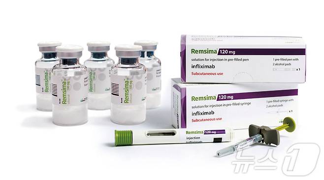 램시마 정맥주사제형(IV)(왼쪽)과 피하주사제형(SC) 오토인젝터(가운데), 프리필드 시린지(오른쪽).(셀트리온 제공)/뉴스1