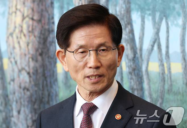 김문수 고용노동부 장관이 8일 오전 서울 종로구 정부서울청사에서 제21대 대통령 선거 출마 관련해 기자들과 간담회를 마치고 나서고 있다. 이날 김 장관은 제21대 대통령 선거에 출마하겠다는 뜻을 밝혔다. 2025.4.8/뉴스1 ⓒ News1 임세영 기자