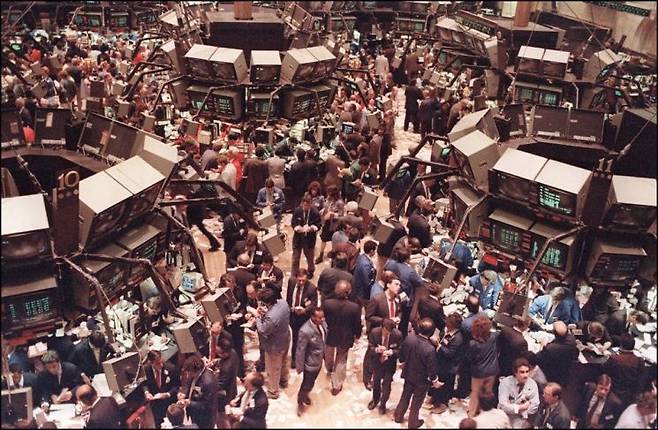 미 증시가 역사상 최대 폭락을 기록했던 1987년 10월19일 월요일 뉴욕 증권거래소(NYSE) 모습. AFP 연합뉴스
