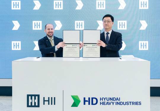 7일 미국 워싱턴D.C.에서 열린 체결식에서 (오른쪽부터)주원호 HD현대중공업 특수선사업대표와 잉걸스 조선소 브라이언 블란쳇 사장이 기념촬영하고 있다. HD현대 제공