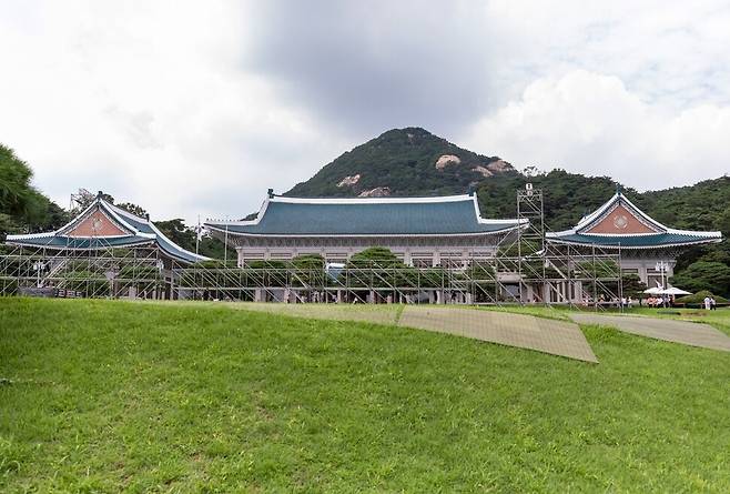 현재 대한민국에서 단기간에 대통령실을 옮길 수 있는 곳은 모든 시설을 갖춘 청와대뿐이다. 2022년 8월10일 청와대 본관 앞의 모습. 박승화 선임기자 eyeshoot@hani.co.kr