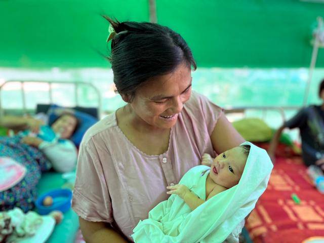 4일 미얀마 만달레이 인근 소도시 아마라푸라의 한 병원에서 산모의 어머니가 태어난 지 나흘 된 손자를 사랑스러운 눈으로 바라보고 있다. 아기는 미얀마에 강진이 발생한 지 사흘 뒤인 지난달 31일 태어났다. 아마라푸라=허경주 특파원