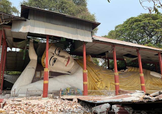 지난 4일 미얀마 만달레이 인근 소도시 아마라푸라의 200년 된 불교 사원이 강진으로 무너져 내리면서 와불상이 손상됐다. 아마라푸라=허경주 특파원