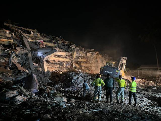 지난 2일 지진 피해를 입은 미얀마 중북부 만달레이의 아파트 붕괴 현장에서 구조 대원들이 생존자 수색에 나서고 있다. 만달레이=허경주 특파원