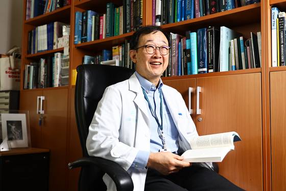 중앙일보 '더,마음'팀과 인터뷰 중인 김성윤 교수. 김종호 기자