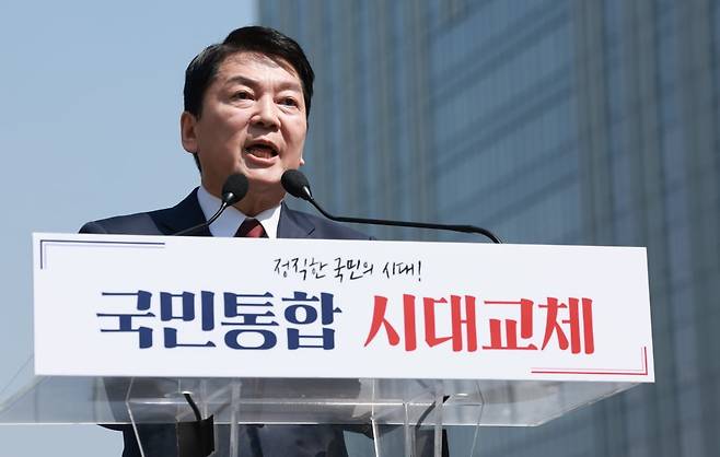 국민의힘 안철수 의원이 8일 서울 광화문광장 이순신 동상 앞에서 제21대 대통령 선거 출마를 선언하고 있다. /사진=연합뉴스