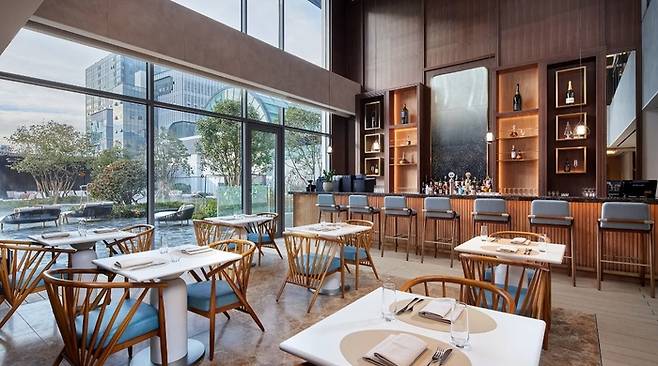 부산시 선정 ‘2025 부산의 맛’ 가이드에 이름을 올린 ‘블루헤이븐’ 내부 모습. / 사진=부산롯데호텔