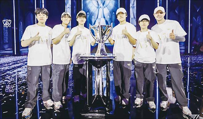 T1은 2023년, 2024년 연속 롤 월즈를 우승하며 최고 인기 구단의 저력을 증명했다. 그러나 제우스 최우제(사진 맨 왼쪽) 선수의 이적 관련 구단의 행태와 선수 기용 논란 등이 겹치면서 안팎으로 논란에 시달리고 있다. 사진은 2024년 대회 우승 직후 T1 선수단 모습.(SK텔레콤 제공)