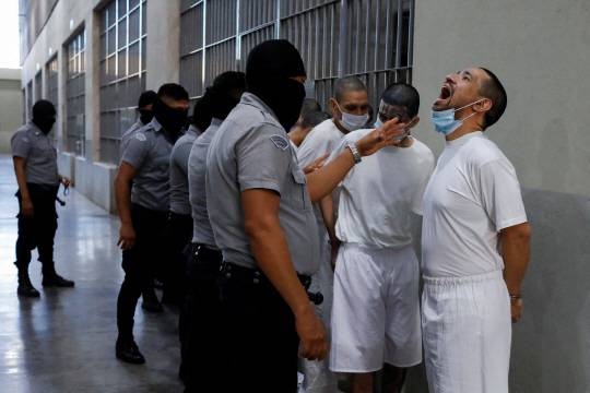 USA-TRUMP/MIGRATION 4일 엘살바도르 테콜루카 테러리즘 감금 센터의 교도관들이 수감자들을 한 명씩 감시하고 있다. 로이터 연합뉴스