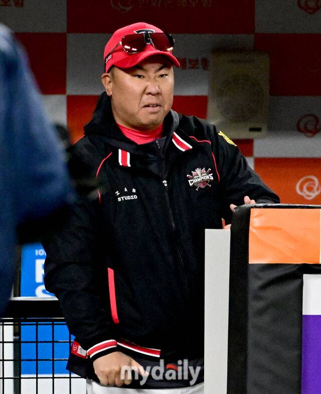 2025년 3월 28일 오후 대전 한화생명 볼파크에서 진행된 '2025 신한 SOL뱅크 KBO 리그' KIA 타이거즈와 한화 이글스의 경기.KIA 이범호 감독이 경기를 지켜보고 있다./대전=유진형 기자 zolong@mydaily.co.kr