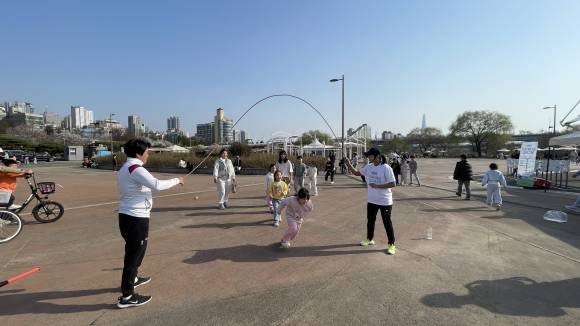 서울 강동구 광나루 한강공원에서 지난 6일 줄넘기·크로스핏·근력 등 3가지 운동을 배우는 ‘2025 한강 웰니스 프로그램’이 진행되고 있다. 서울시 제공