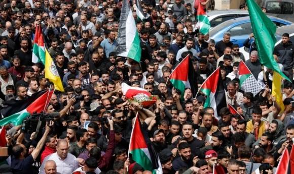 현지시간으로 6일 팔레스타인 요르단강 서안에서 미국 시민권을 가진 14세 소년이 이스라엘군의 총격으로 사망했다. 사진은 숨진 소년의 장례식에 모인 서안지구 사람들. 로이터 연합뉴스