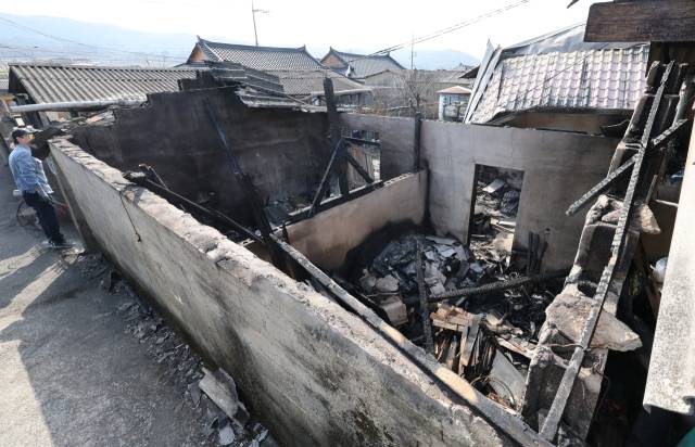 지난달 26일 울산시 울주군 언양읍 신화마을 한 주택이 전날 발생한 산불로 전소돼 있다. 연합뉴스