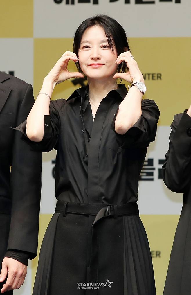 배우 이영애가 8일 서울 강서구 LG아트센터에서 열린 연극 '헤다 가블러' 제작발표회에 참석해 포즈를 취하고 있다./2025.04.08 /사진=김휘선 hwijpg@