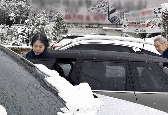(남양주시=뉴스1) 박혜성 기자 = 9년째 불륜을 이어오고 있는 홍상수 감독과 배우 김민희가 27일 경기도 남양주 인근에서 포착됐다. 2024.11.27/뉴스1 Copyright (C) 뉴스1. All rights reserved. 무단 전재 및 재배포, AI학습 이용 금지. /사진=(남양주시=뉴스1) 박혜성 기자