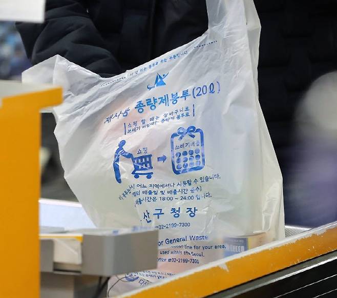 서울의 한 대형마트에서 한 시민이 계산을 마친 물품을 종량제 봉투에 담고 있다. (사진=뉴스1)