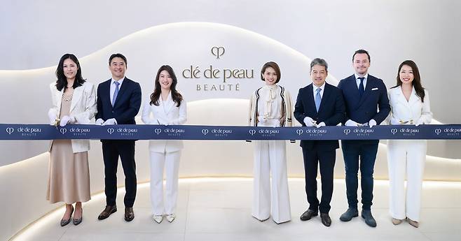 서울신라호텔에서 열린 '끌레드뽀 보떼 스파' 그랜드 오프닝 행사. 이정호 호텔신라 호텔&레저 부문장(우측에서 세 번째), 니콜 탄(Nicole Tan) 시세이도 아시아 퍼시픽 대표(우측에서 네 번째), 양근혜 시세이도 코리아 대표(우측에서 다섯 번째) 등 관계자들이 참석한 가운데 기념 촬영을 하고있다. (호텔신라 제공).