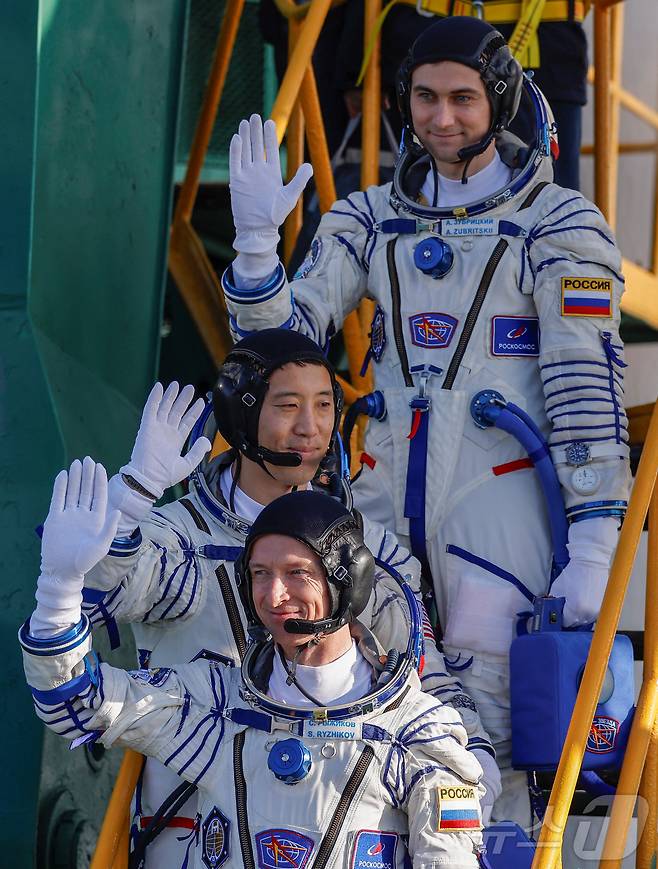 NASA 우주인 조니 김과 로스코스모스 우주비행사 세르게이 리지코프, 알렉세이 주브리츠키가 8일(현지시간) 카자흐스탄의 바이코누르 우주기지에서 소유즈 MS-27 우주선 탑승을 앞두고 인사를 하고 있다. ⓒ 로이터=뉴스1