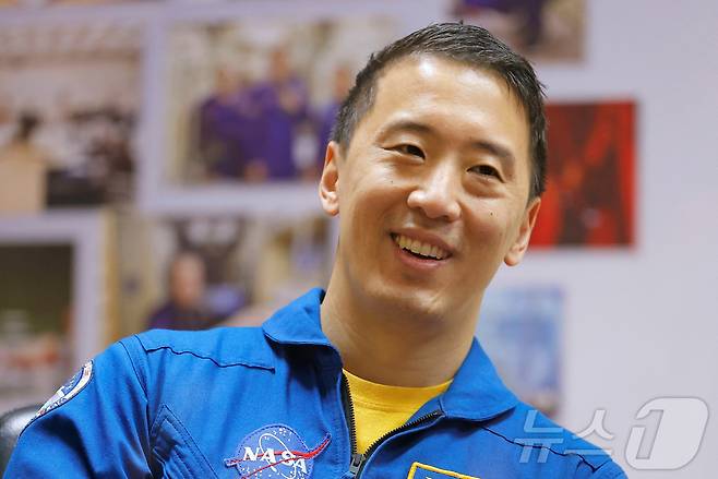 NASA 우주비행사 조니 김이 7일(현지시간) 카자흐스탄 바이코누르 우주기지에서 열린 국제우주정거장(ISS) 탐사에 앞서 기자회견에 참석하고 있다. ⓒ 로이터=뉴스1