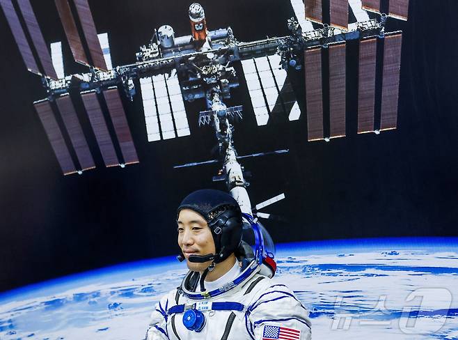 NASA 우주인 조니 김이 8일(현지시간) 카자흐스탄 바이코누르 우주기지에서 국제우주정거장(ISS)으로 발사를 앞두고 우주복 점검을 하고 있다. ⓒ 로이터=뉴스1