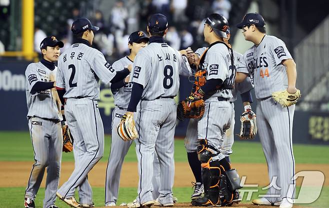 9일 오후 서울 송파구 잠실야구장에서 열린 프로야구 '2025 신한 SOL 뱅크 KBO리그' 한화 이글스와 두산 베어스의 경기에서 5-4로 승리한 한화 선수들이 마운드에 모여 기뻐하고 있다. 2025.4.9/뉴스1 ⓒ News1 오대일 기자
