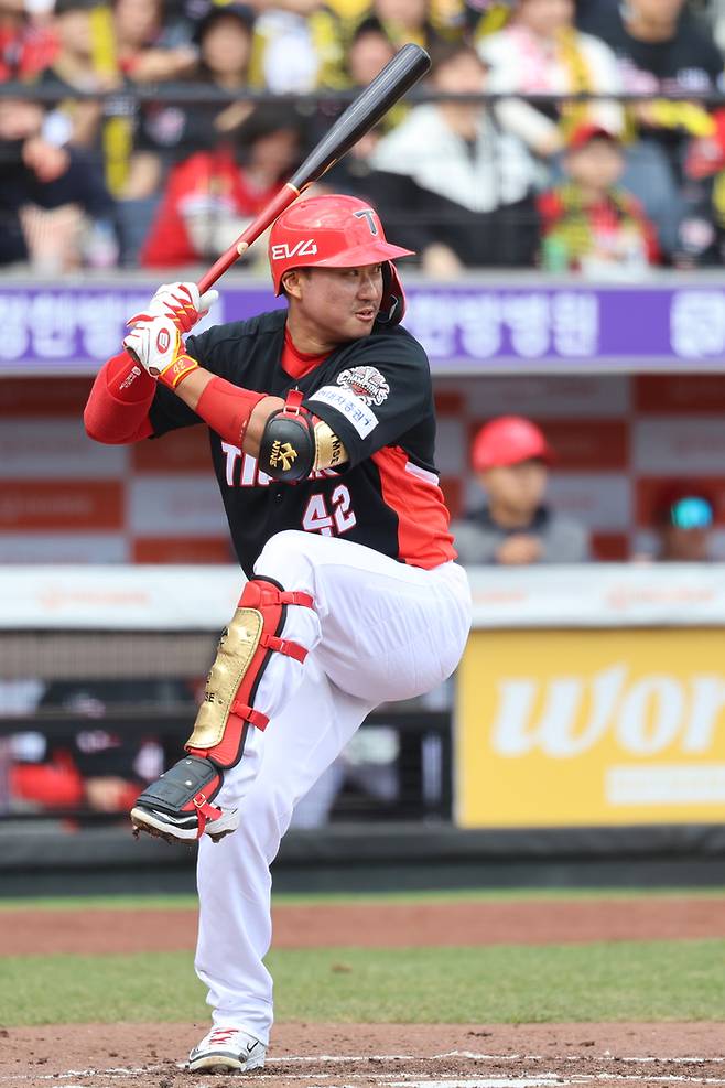 KIA 김태군이 대전 한화생명 볼파크에서 열린 2025 KBO리그 한화와 경기에서 타격하고 있다. 사진 | KIA 타이거즈