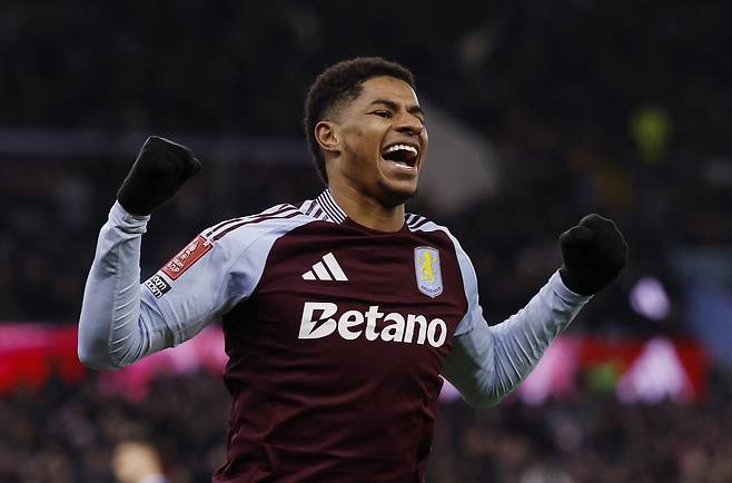 맨체스터 유나이티드의 윙어 마커스 래시포드가 이강인이 뛰고 있는 파리 생제르망(PSG)으로 이동할 수 있다는 소식이다. 당초 아스톤 빌라가 완전 영입할 것이라는 예상이 나왔지만, PSG의 등장으로 래시포드의 향후 행보가 큰 관심을 끌고 있다. 래시포드는 지난 1월에 아스톤 빌라로 6개월 임대 이적하면서 새로운 시작을 알렸다. 최근 폼을 회복하면서 공격진을 이끌고 있다. 이를 기회로 잉글랜드 국가대표팀에도 재승선했다. <저작권자 ⓒ 연합뉴스. 무단 전재 재배포 금지, AI 학습 및 활용 금지>