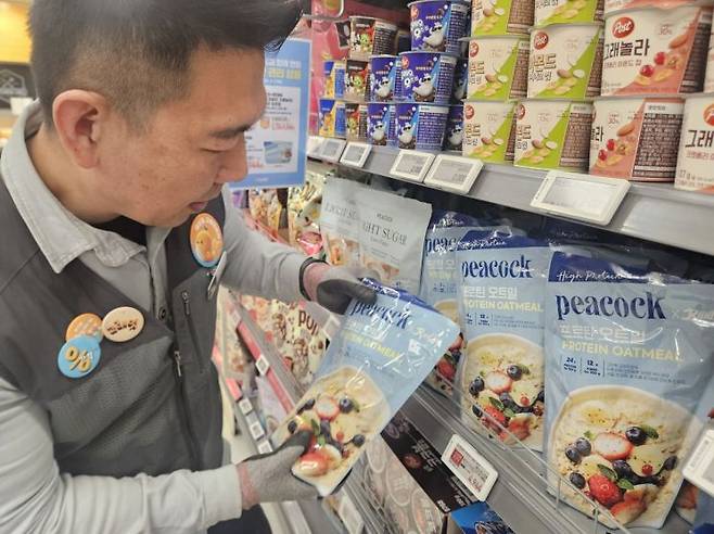 이마트 문현점 피코크 런데이 대표상품 '프로틴오트밀' 매대. (사진제공=이마트)