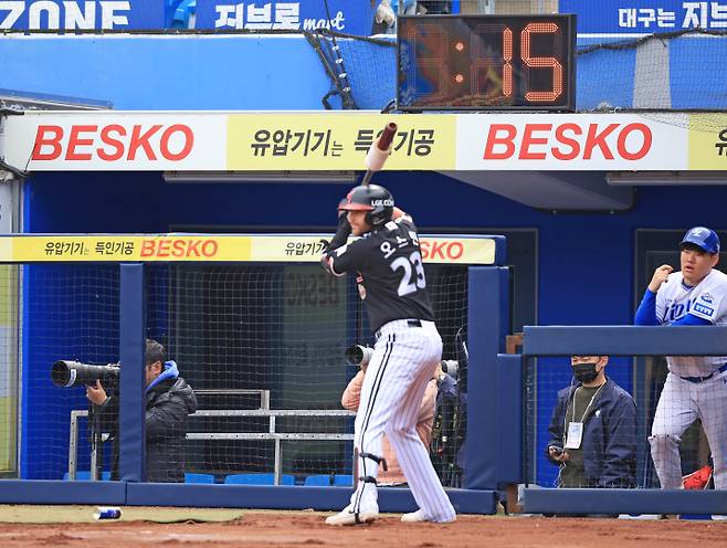 대구 삼성라이온즈파크의 더그아웃쪽 피치클록 전광판. 삼성 제공