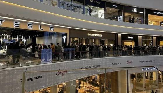 지난 28일 경기 하남시 스타필드에 있는 테슬라 매장 앞에 인파가 줄지어 서 있다. 온라인커뮤니티 캡처