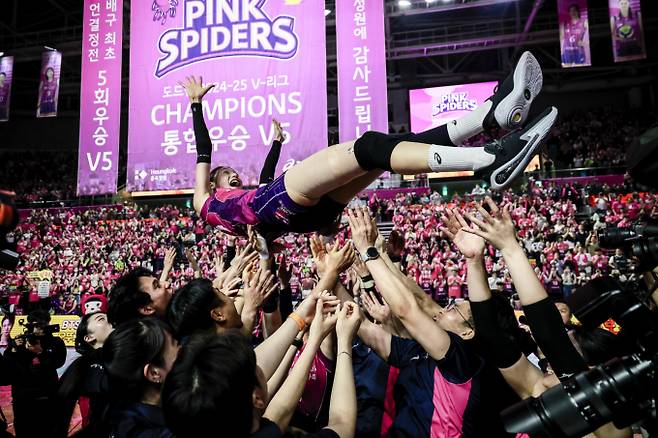 한국 여자 배구의 아이콘 김연경이 21년 동안의 프로생활을 정리했다. 사진은 지난 8일 인천 부평구 삼산월드체육관에서 열린 도드람 V리그 여자부 챔피언결정전 5차전 흥국생명과 정관장의 경기에서 통합우승을 차지한 김연경이 헹가래를 받는 모습. /사진=뉴시스