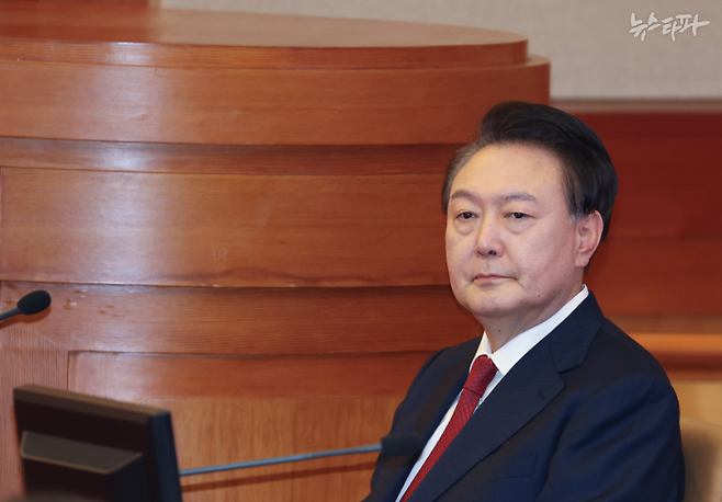 헌법재판소에서 열린 대통령 탄핵 심판 변론기일에 출석한 윤석열의 모습. 윤석열 정권은 '대통령비서실 직원 명단을 공개하라'는 대법원 확정판결 후에도 "대통령지정기록물 지정 절차가 진행 중이다"며 공개를 거부했다.