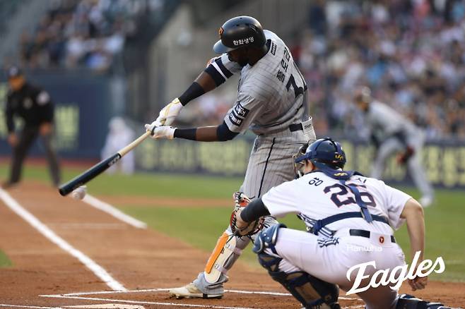 한화 플로리얼이 9일 두산과 원정에서 타격하고 있다. 한화