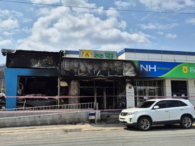 경북 안동의 한 농협 지점. 이곳은 산과 동떨어진 평지임에도 산불이 옮겨 붙었다. 지금은 출입 금지 테이프만 붙어 있어 을씨년스러운 분위기를 자아낸다.