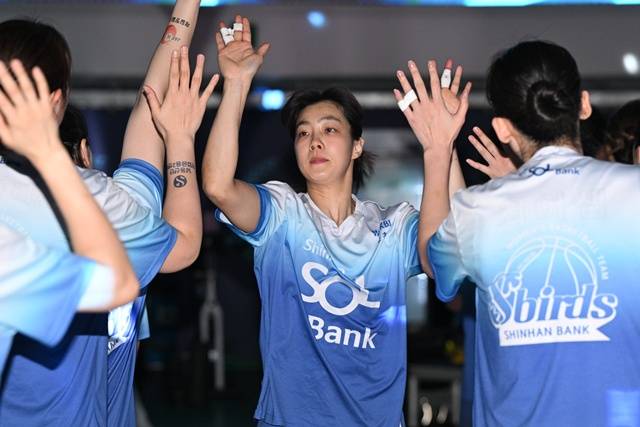 이경은(가운데). /사진=WKBL 제공