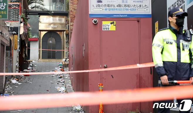 1일 오전 서울 용산구 해밀톤 호텔 이태원 압사 참사 사건 현장에 해밀톤 호텔 측 분홍 철제 가벽이 설치돼 있다. 이태원 참사 현장에 위치한 해밀톤호텔이 사고가 발생한 골목길에 건축한계선을 넘은 불법 건축물을 지어 사고 당시 병목 현상을 야기했다는 지적이 제기됐다. 골목 하단부에는 분홍 철제 가벽이 10m가량 이어져 있으며, 골목 위쪽은 폭이 5m 이상이지만 아래쪽은 3.2m로 좁아지는 게 이 때문이다. 2022.11.1/뉴스1 ⓒ News1 이승배 기자