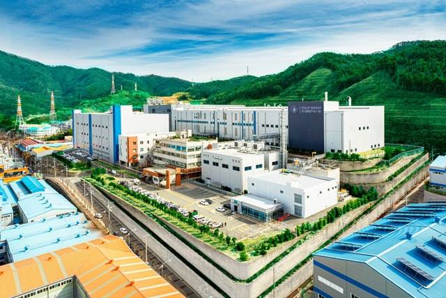 한국필립모리스 양산공장은 비연소 제품 60%, 연소 제품 40% 생산 비율로 연간 400억 개비 담배 스틱을 생산할 수 있다. 사진은 경상남도 양산시 한국필립모리스 양산공장 전경 /한국필립모리스