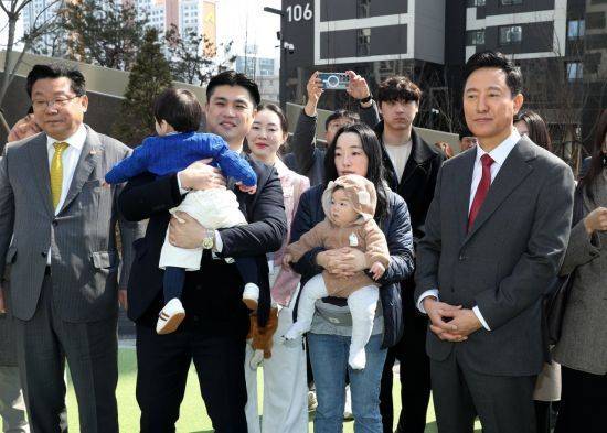 오세훈 서울시장이 지난달 31일 서울 광진구 롯데캐슬 이스트폴에서 열린 '미리내집 현장방문 및 신혼부부 간담회'에 참석해 주형환 저고위부위원장 등과 함께 관계자로부터 설명을 듣고 있다. 연합뉴스