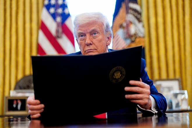 <YONHAP PHOTO-3356> U.S. President Donald Trump looks on, as he signs executive orders and proclamations in the Oval Office at the White House in Washington, D.C., U.S., April 9, 2025. REUTERS/Nathan Howard/2025-04-10 07:34:04/<저작권자 ⓒ 1980-2025 ㈜연합뉴스. 무단 전재 재배포 금지, AI 학습 및 활용 금지>