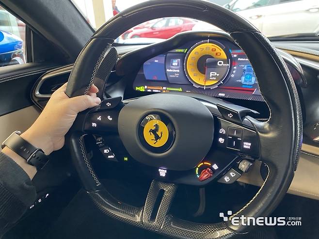 페라리 296 GTB 운전대.
