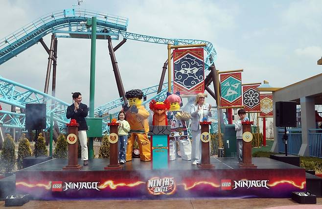 래고랜드가 10일 '스핀짓주 마스터'의 오프닝 세리머니를 진행했다. 멀린의 피오나 이스트 우드 CEO와 레고랜드 코리아 리조트 이순규 대표 등이 참석했다. 사진 레고랜드 코리아