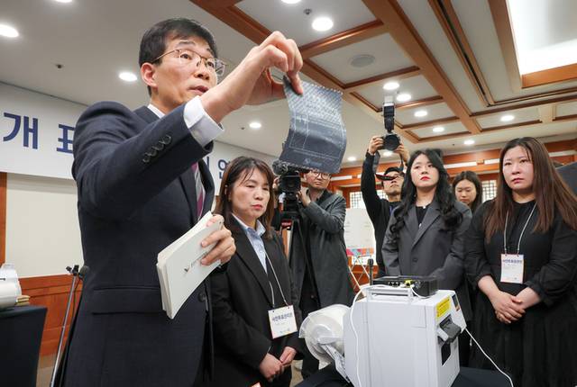 ▲ 10일 과천 중앙선거관리위원회에서 열린 ‘제21대 대통령선거 투·개표 절차 시연회’에서 선관위 관계자들이 사전투표 및 선거일 투표 시연을 하고 있다. 연합뉴스