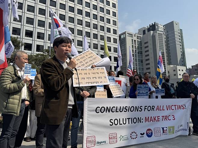 Cho Min-ho, director of Children’s Rights Solidarity, holds printed excerpts from the UN Convention on the Rights of the Child as he speaks during a rally outside the Truth and Reconciliation Commission in Seoul on April 10, where adoptees and 11 advocacy groups called for a new investigation into adoption abuses. (Moon Joon Hyun/The Korea Herald)