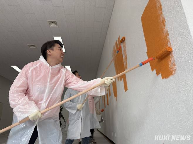이준석 개혁신당 대선 후보가 10일 오전 서울 강남 대선 캠프에서 당 지도부와 페인트칠을 하고 있다. 송금종 기자