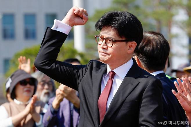 (서울=뉴스1) 안은나 기자 = 한동훈 국민의힘 전 대표가 10일 오후 서울 여의도 국회 분수대 앞에서 제21대 대통령 선거 출마를 선언한 뒤 인사하고 있다. 2025.4.10/뉴스1 Copyright (C) 뉴스1. All rights reserved. 무단 전재 및 재배포, AI학습 이용 금지. /사진=(서울=뉴스1) 안은나 기자