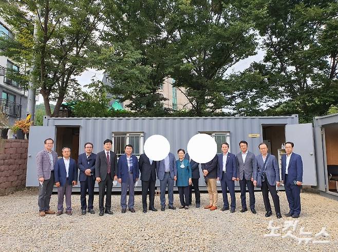 지난 2020년 8월 경 신천지 '상하그룹' 관계자들이 경기도 과천시 문원동의 한 컨테이너박스 사무실에서 모임을 갖고 기념사진을 촬영하고 있다. 부장검사 출신 김인호 변호사는 맨 오른쪽에서 두번 째. 사진 고위 간부 탈퇴자