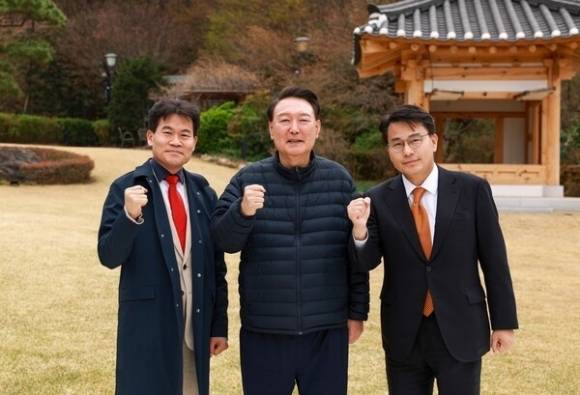 한국사 강사 전한길(왼쪽)씨가 지난 9일 서울 용산구 한남동 관저에서 윤석열 전 대통령을 만났다. 오른쪽은 윤상현 국민의힘 의원. 자료 : 전한길뉴스