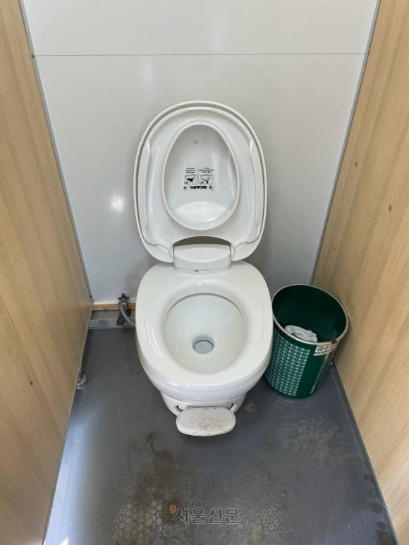 새만금스카우트잼버리 야영장 화장실에 설치된 변기. 아랫부분 페달을 힘차게 밟아야 오물이 배출되는 수직낙하식 구조다. 서울신문 DB