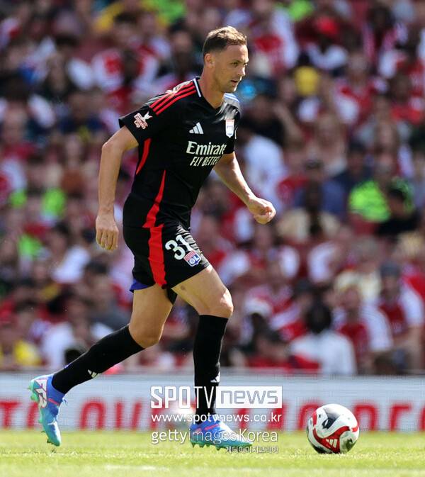 ▲ 맨체스터 유나이티드에서 다섯 시즌을 뛰었던 올림피크 리옹의 네마냐 마티치가 안드레 오나나 골키퍼를 저격했다.