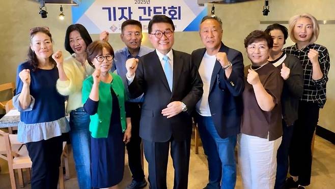 한식 세계화 의지 다지는 미서부한식세계화협회 임원들 (로스앤젤레스=연합뉴스) 임미나 특파원 = 9일(현지시간) 미국 로스앤젤레스(LA)에서 열린 미서부한식세계화협회 기자간담회에서 임종택 세계한식총연합회·미서부한식세계화협회 회장(가운데)과 임원들이 파이팅을 외치고 있다. 2025.4.10 mina@yna.co.kr